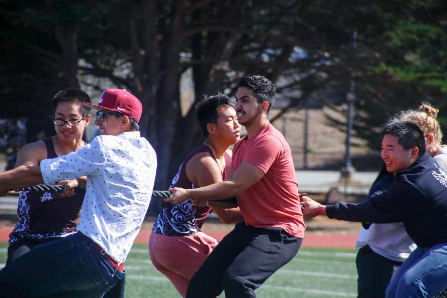 Class of 2019 students participate in Tug of War