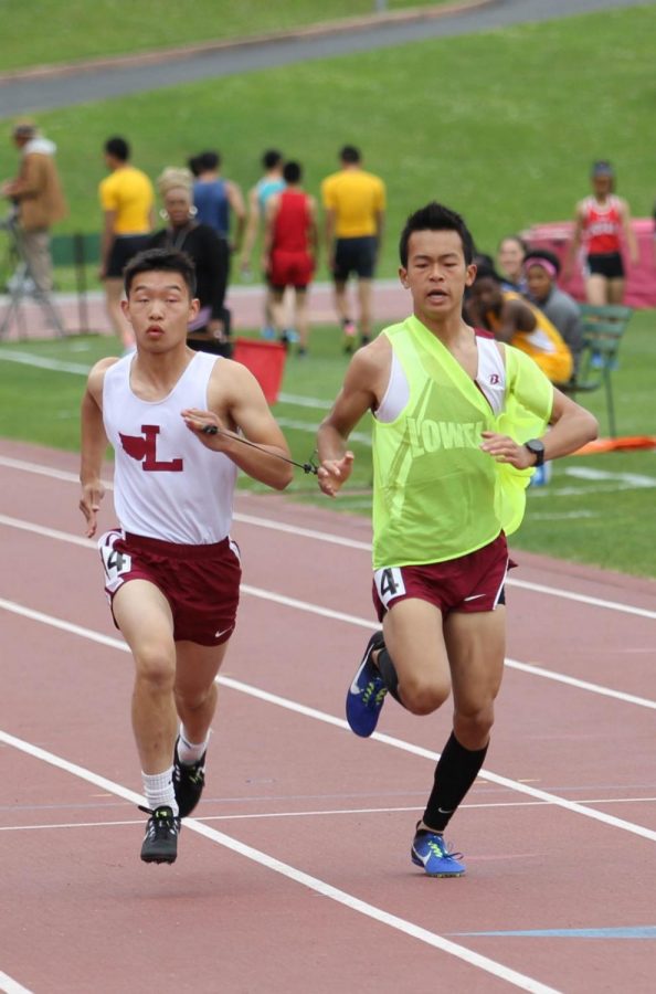 “Wait, wait, you’re almost done, go go go,” Raymond
Huang, Fung’s running guide and an alum of the Class of 18, says to Fung during the championship.
